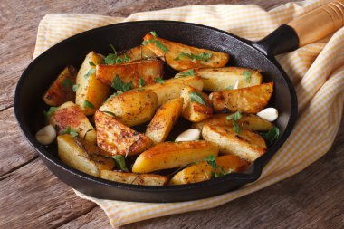 Kızarmış patates kızartma tavası yakın çekim tablo üzerinde. Yatay