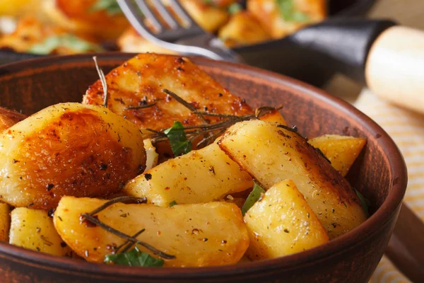 Heiße Bratkartoffeln in einer Schüssel Makro horizontal, rustikal — Stockfoto