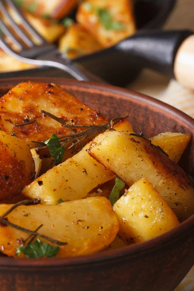 Batatas fritas quentes em uma tigela macro vertical, rústica — Fotografia de Stock