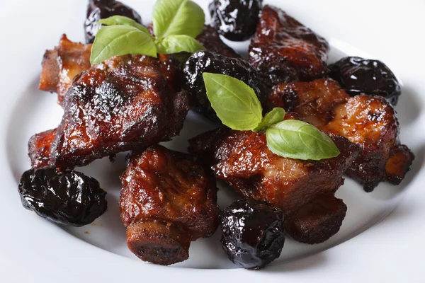 Pork ribs stewed with prunes and basil close-up. — Stock Photo, Image