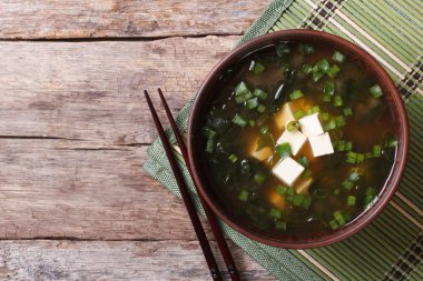 Japon miso çorbası masanın üzerinde. Yatay Üstten Görünüm