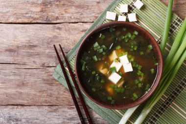 Japon miso çorbası kahverengi kase yatay üst görünümü'nde
