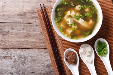 Japon miso çorbası ve malzemeler. Yatay Üstten Görünüm