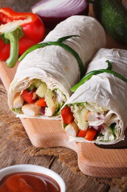 Tortilla rulo tavuk, sebze closeup dikey ile