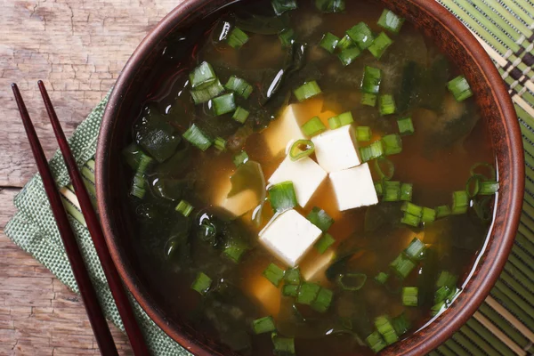 Sopa miso em uma tigela marrom close-up. vista horizontal superior — Fotografia de Stock