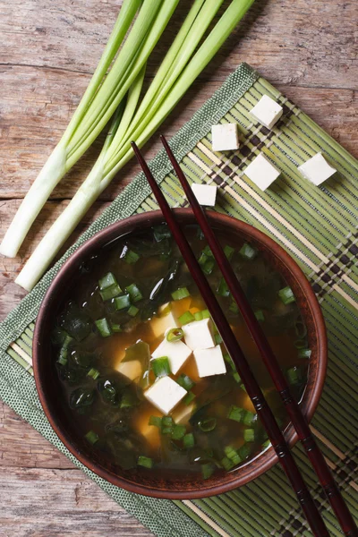 Japansk misosoppa i en brun skål vertikala ovanifrån — Stockfoto