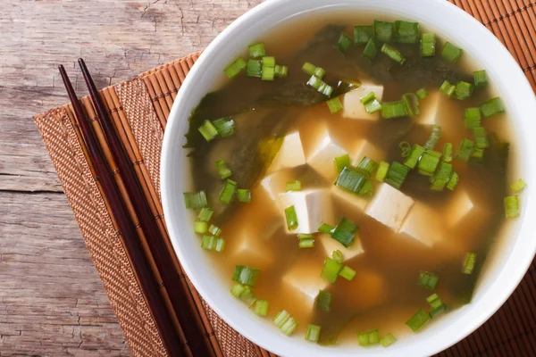 Sup miso klasik dalam mangkuk putih close-up pandangan atas horisontal — Stok Foto