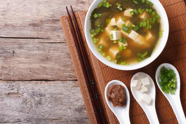 Soupe miso japonaise et ingrédients. vue de dessus d'une horizontale — Photo