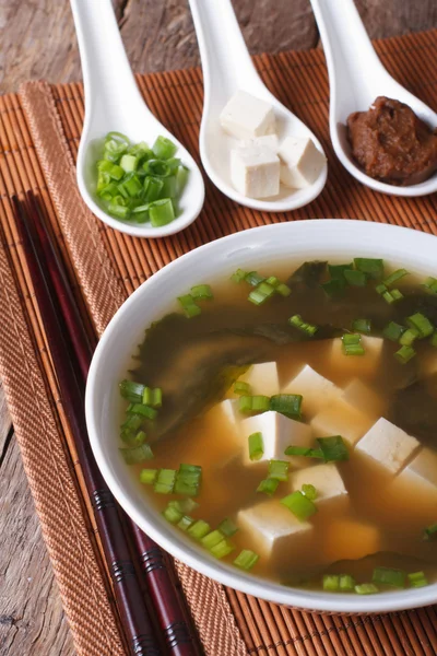 Sopa missô japonesa e ingredientes close-up. Vertical — Fotografia de Stock