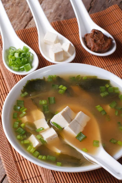 Sopa de missô japonesa na tigela com uma colher horizontal — Fotografia de Stock