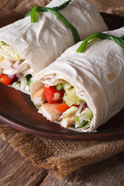 Burrito with chicken and vegetables closeup on a plate. vertical — Stock Photo, Image