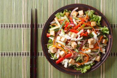Asya salatası soya peyniri ve taze sebze yatay Üstten Görünüm