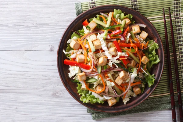 Салат з тофу і овочами крупним планом горизонтальний вид зверху — стокове фото
