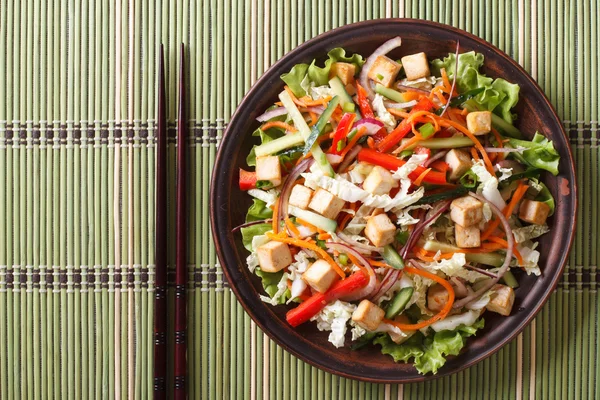 Ensalada asiática con tofu y verduras frescas vista superior horizontal — Foto de Stock