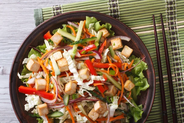 Salade van tofu met verse groenten horizontale bovenaanzicht — Stockfoto