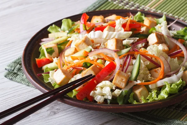 用豆腐和新鲜蔬菜水平膳食沙拉 — 图库照片
