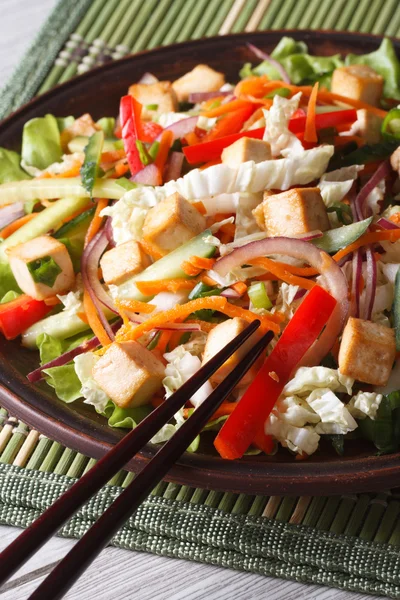 Ensalada dietética con tofu y verduras frescas verticales — Foto de Stock