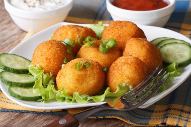 Patates kroket üzerinde beyaz tabak yakın çekim. Yatay