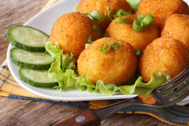 Patates kroket ve sebze yakın çekim. Yatay 