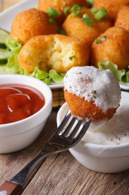 Kızarmış patates kroket ile ekşi krema yakın çekim dikey.