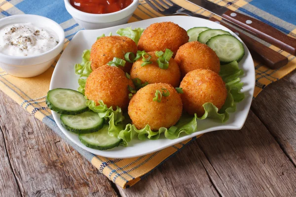 Croquettes de pommes de terre avec laitue et concombre horizontal — Photo