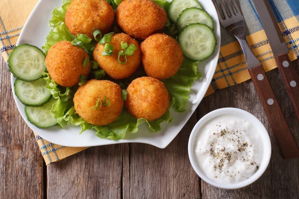 Bramborové krokety s hlávkovým salátem a okurkou top Prohlédni horizontální — Stock fotografie