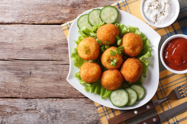 Croquete de batata com molho em uma vista superior de chapa horizontal — Fotografia de Stock