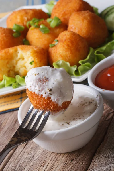 Bolas de batata fritas com creme azedo close-up vertical . — Fotografia de Stock