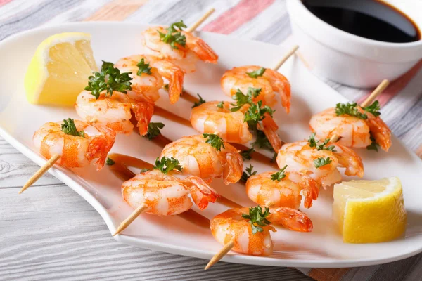 Grilled shrimp skewers closeup. horizontal — Stock Photo, Image