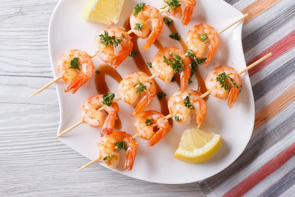 Grilled shrimp on skewers close-up. horizontal view from above — Stock Photo, Image