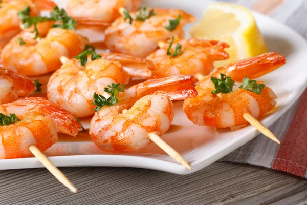 Delicious fried shrimp on wooden skewers close-up horizontal — Stock Photo, Image