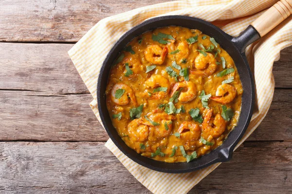 Gamberetti al curry in padella. vista dall'alto orizzontale — Foto Stock