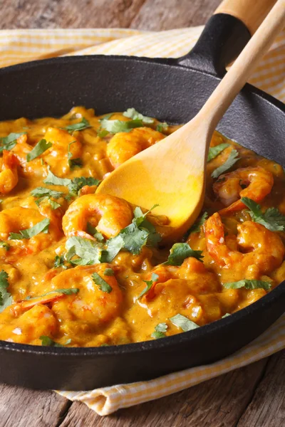 Los langostinos en la salsa de curry en la sartén el primer plano. vertical — Foto de Stock