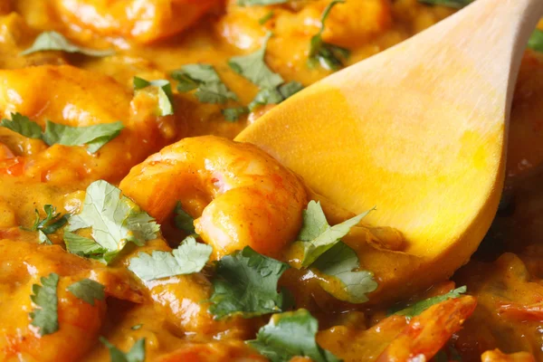 Crevettes en sauce au curry avec macro coriandre. Horizontal — Photo