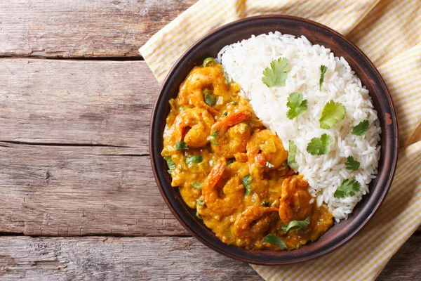 Shrimps-Curry mit Reis auf einem Teller. Horizontale Sicht von oben — Stockfoto