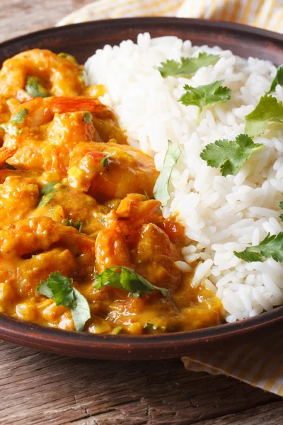 Camarones en salsa de curry con arroz y cilantro vertical —  Fotos de Stock