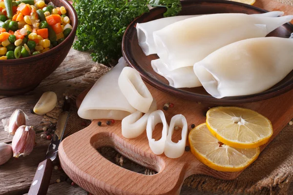 Preparación de calamares crudos e ingredientes de cerca. Horizontal — Foto de Stock