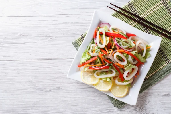 Aziatische salade van inktvis met groenten. horizontale bovenaanzicht — Stockfoto