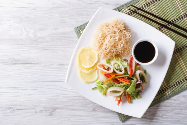 Makaron ryżowy i warzywo sałatka z kalmarów poziomy widok z góry — Zdjęcie stockowe