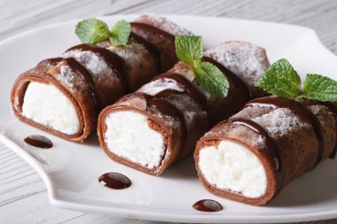 Çikolatalı krep ile krem peynir yakın çekim yatay