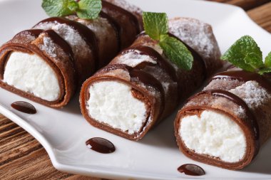 Çikolatalı krepler ricotta peyniri yakın çekim yatay