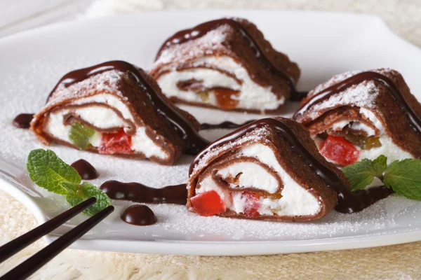 Rouleaux de crêpe au chocolat japonais avec gros plan sur le fromage. Horizontal — Photo