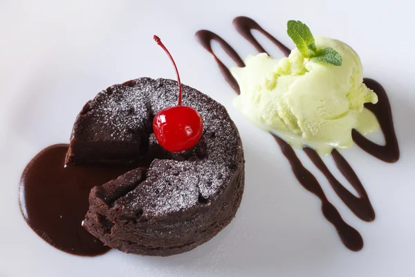 Fondant au chocolat et crème glacée gros plan. vue de dessus horizontale — Photo