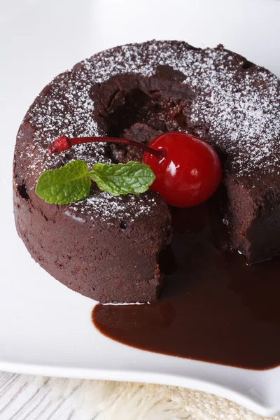巧克力蛋糕配樱桃和薄荷特写垂直 — 图库照片