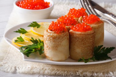 Krep kırmızı havyar ve limon ile alır. Yatay