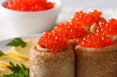 Krep rulo kırmızı havyar makro ile doldurulmuş. Yatay