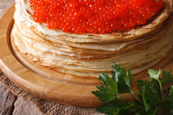 En hög med tunna crepes med röd kaviar närbild. horisontella — Stockfoto