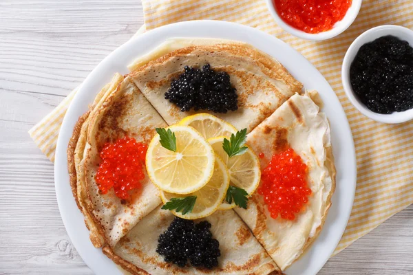 Panquecas com fecho de caviar vermelho e preto, vista horizontal superior — Fotografia de Stock