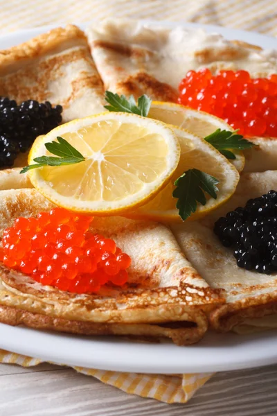 Crepes con caviar rojo y negro de cerca, vertical — Foto de Stock