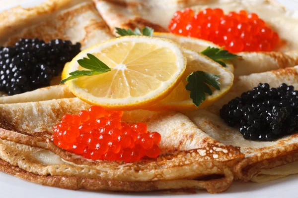 Frittelle sottili con caviale rosso e nero macro orizzontale — Foto Stock